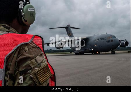 Le principal Airman Elijah Turner, chef d'équipage du 911e Escadron de maintenance d'aéronefs, regarde comme un C-17 Globemaster III taxis sur la ligne de vol à la station de réserve aérienne de l'aéroport international de Pittsburgh, Pennsylvanie, le 31 août 2021. L'avion et l'équipage sont retournés à Pittsburgh après avoir participé aux efforts d'évacuation en Afghanistan. (É.-U. Photo de la Force aérienne par Joshua J. Seybert) Banque D'Images
