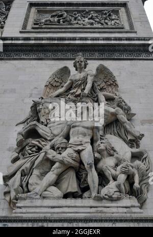 Détail du groupe sculptural la résistance de 1814, par le sculpteur Antoine Étex, sur le monument Arc de Triomphe de la place Charles de Gaulle à Paris. Banque D'Images