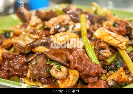 Un délicieux plat chinois, des abats de bœuf sautés et du bœuf Banque D'Images