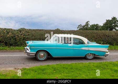 Chevrolet BelAir bleu blanc, américain quatre portes en route vers Capesthorne Hall, salon automobile classique du mois d'août, Cheshire, Royaume-Uni Banque D'Images