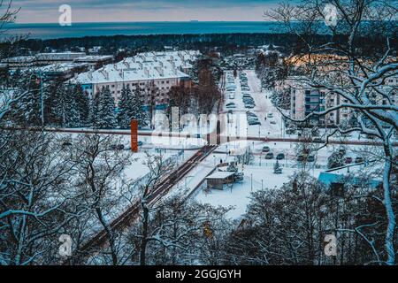 Une vue de la côte à falaise (côte d'abrasion) sur la colonie de Haanneeme avec un parking entre les parcs pendant une soirée froide d'hiver. Banque D'Images