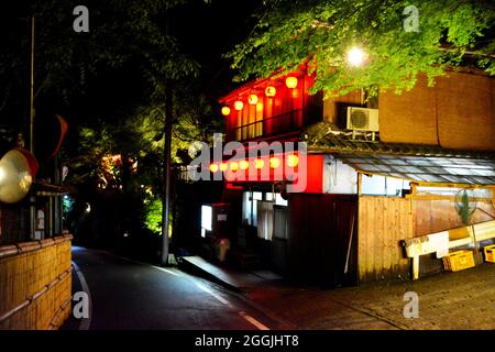Stocker avec des lanternes rouges sur elle la nuit près de la rue Banque D'Images