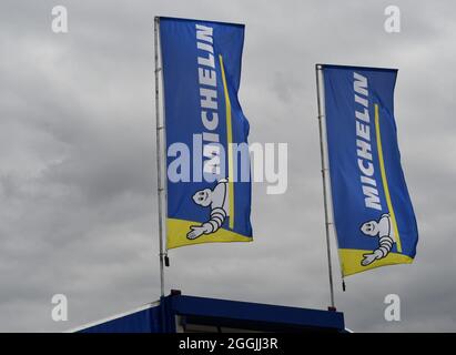 Deux drapeaux Michelin flottent dans le vent un jour gris d'été anglais Banque D'Images