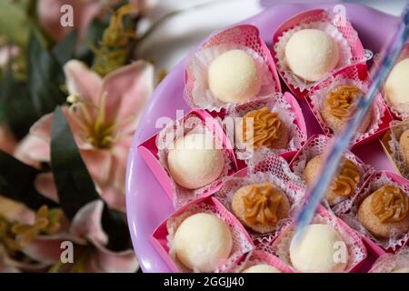 Table de bonbons décorée pour la fête d'anniversaire de l'enfant. Bonbons sur la table de fête d'anniversaire. Banque D'Images