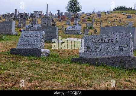 Burke's Garden, Virginie, États-Unis - 7 août 2021 : un cimetière situé sur une colline à côté d'une église qui a été fondée en 1828. Banque D'Images