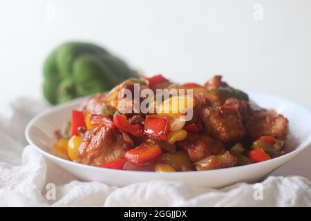 Le poulet au Chili est un hors-d'œuvre sucré, épicé et croustillant et le plus populaire dans la cuisine indo-chinoise. Fait avec des morceaux de poulet marinés et frits à l'air i Banque D'Images