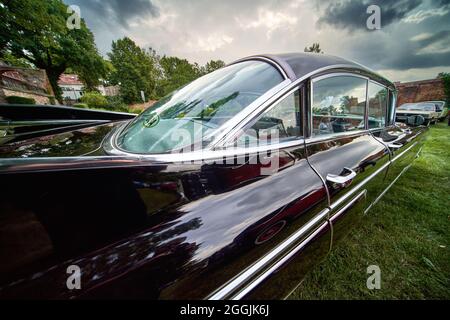 Cadillac Fleetwood, vue arrière du croiseur routier américain classique de 1959 avec de grandes ailettes de queue à Lehnin, Allemagne, 21 août 2021, illustration edi Banque D'Images