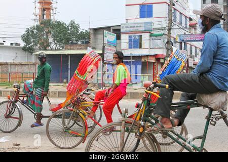 Une conductrice de Mohammadpur porte un masque de protection, elle conduit un pousse-pousse avec un passager en tant que service de taxi dans la situation du coronavirus Covid-19 le 1er septembre 2021 à Dhaka, au Bangladesh. (Photo par Maruf Rahman / Eyepix Group) Banque D'Images