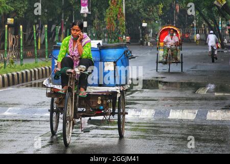 Une conductrice de Mohammadpur porte un masque de protection, elle conduit un pousse-pousse avec un passager en tant que service de taxi dans la situation du coronavirus Covid-19 le 1er septembre 2021 à Dhaka, au Bangladesh. (Photo par Maruf Rahman / Eyepix Group) Banque D'Images