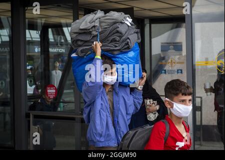 Chantilly, Virginie, États-Unis. 1er septembre 2021.les réfugiés évacués d'Afghanistan arrivent à l'aéroport international de Washington Dulles et se rendent à un bus d'attente à Chantilly, va, Etats-Unis, à 26 miles à l'ouest du centre-ville de Washington DC, le mercredi 1er septembre 2021. Photo de Rod Lamkey / CNP/ABACAPRESS.COM crédit: Abaca Press/Alay Live News Banque D'Images