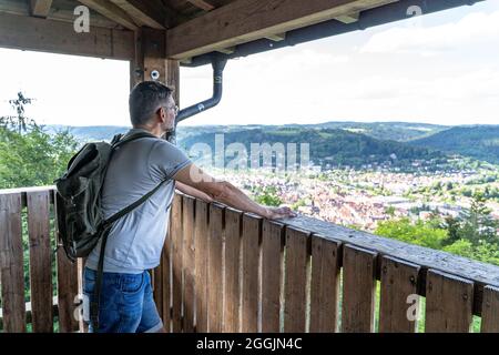 Europe, Allemagne, Bade-Wurtemberg, Rems-Murr-Kreis, Murrhardt, Le randonneur bénéficie d'une vue depuis la tour Riesberg jusqu'à Murrhardt dans la forêt souabe Banque D'Images