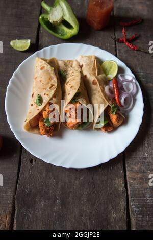 Tortillas ou burritos prêts à manger servis. Vue de dessus. Il est également connu sous le nom de filets de poulet dans le sous-continent indien. Banque D'Images