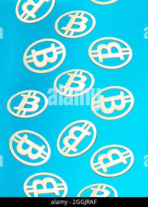 Symbole pièces d'or à motif Bitcoin sur fond bleu. Virtual crypto-monnaie bitcoin le futur concept de pièce d'or. Illustration 3D arrière-plan Art Banque D'Images