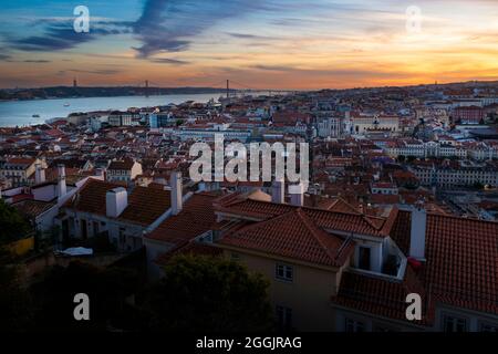 Vue panoramique sur le centre-ville de Lisbonne au coucher du soleil, avec le Tage en arrière-plan, au Portugal. Banque D'Images