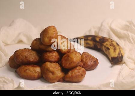 La pâte feuilletée plantain est une version de la pâte feuilletée populaire africaine faite de plantes surmûres. C'est un excellent moyen d'utiliser des planches trop mûres. Banque D'Images