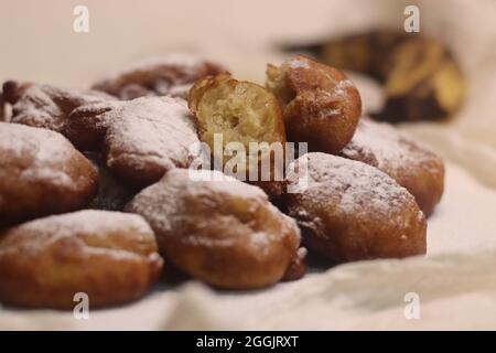 La pâte feuilletée plantain est une version de la pâte feuilletée populaire africaine faite de plantes surmûres. Pulvérisé de sucre en poudre saupoudrés sur le dessus. Je Banque D'Images