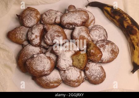 La pâte feuilletée plantain est une version de la pâte feuilletée populaire africaine faite de plantes surmûres. Pulvérisé de sucre en poudre saupoudrés sur le dessus. Je Banque D'Images