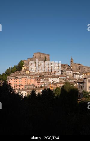 Panorama de Soriano nel Cimino avec Rocca et église de Sant'Eufizio Banque D'Images