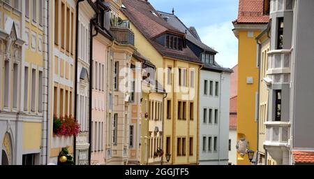 Façades colorées avec balcons et fleurs dans la vieille ville de Bautzen Banque D'Images