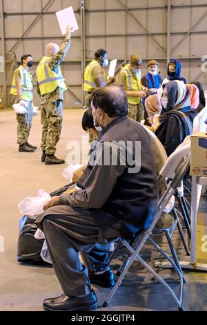 Rota, Espagne. 31 août 2021. Les réfugiés afghans évacués de Kaboul attendent leur traitement à la base navale de Rota le 31 août 2021 à Rota, en Espagne. NS Rota fournit un hébergement temporaire aux personnes évacuées d'Afghanistan dans le cadre de l'opération alliés refuge.Credit: MC1 Nathan Carpenter/U.S. Photos de l'armée/Alamy Live News Banque D'Images