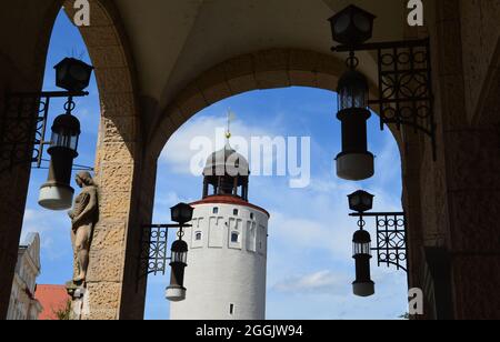 Vue à travers une arche sur une tour de la ville de Görlitz Banque D'Images