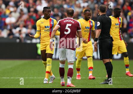 Londres, Royaume-Uni. 31 août 2021. Wilfried Zaha de Crystal Palace est fouillé par Vladimír Coufal de West Ham United et remporte un coup de pied gratuit de l'arbitre Stuart Attwell lors du match de la première Ligue entre West Ham United et Crystal Palace au stade de Londres, Parc olympique Queen Elizabeth, Londres, Angleterre, le 28 août 2021. Photo de Ken Sparks. Utilisation éditoriale uniquement, licence requise pour une utilisation commerciale. Aucune utilisation dans les Paris, les jeux ou les publications d'un seul club/ligue/joueur. Crédit : UK Sports pics Ltd/Alay Live News Banque D'Images