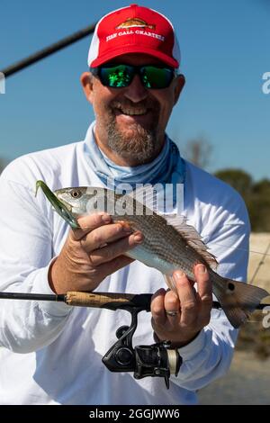 Pêche au Redfish à l'Isle of Palms, Caroline du Sud. Banque D'Images