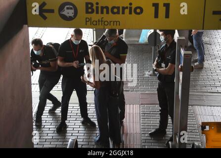 Rome, le premier jour du green pass vérifie à la gare de Tiburtina au départ des trains longue distance illustrés : Banque D'Images