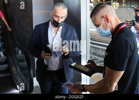 Rome, le premier jour du green pass vérifie à la gare de Tiburtina au départ des trains longue distance illustrés : Banque D'Images