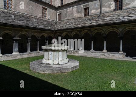 La collégiale de Santi Pietro e Orso (en français, Collégiale des Saints Pierre et Ours) est un bâtiment religieux d'Aoste, dans le nord de l'Italie. T Banque D'Images