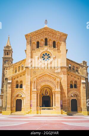 GOZO, MALTE - 09 août 2021 : une photo verticale de la magnifique basilique de Ta' Pinu lors d'une journée d'été sous le ciel clair Banque D'Images