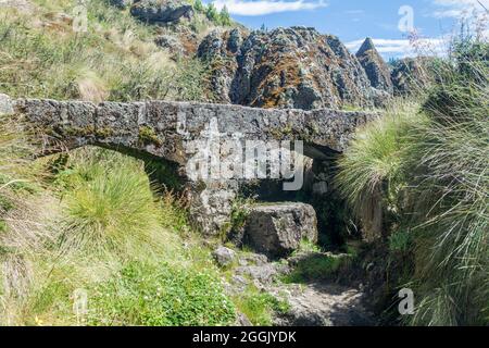 Cumbe Mayo - aqueduc pré-Inca 2000 ans, 9 km de long. Pérou du Nord près de Cajamarca. Banque D'Images