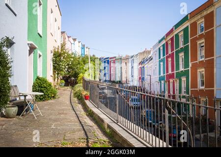 Maisons géorgiennes en terrasses peintes en couleurs dans Ambrose Road, Cliftonwood, Bristol. Banque D'Images