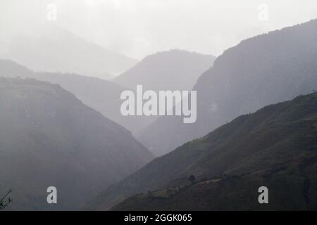 Montagnes près du village de Leymebamba dans le nord du Pérou Banque D'Images