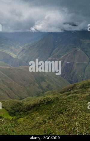 Montagnes près des ruines de Kuelap, Pérou Banque D'Images