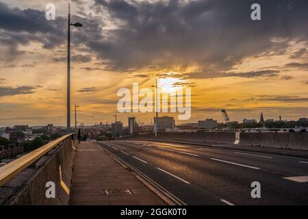 Pont d'Itchen au coucher du soleil, Southampton, Angleterre, Royaume-Uni Banque D'Images