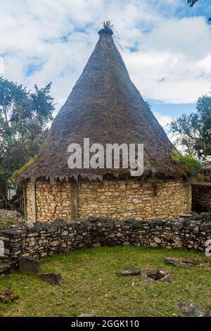 Maison reconstruite sur les ruines de la ville antique de Kuelap dans le nord du Pérou Banque D'Images