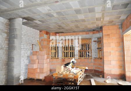 Planchers avec poutres-types de plafond. Gros plan sur les plafonds monolithiques préfabriqués se composent de poutres en béton armé, de treillis, de blocs Banque D'Images