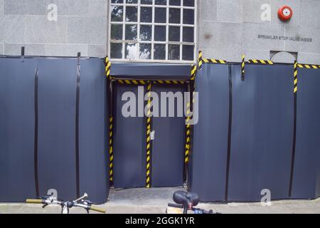 Londres, Royaume-Uni. 1er septembre 2021. Une couverture protectrice est visible au ministère de l'Environnement, de l'alimentation et des Affaires rurales (Defra) le lendemain de l'assassinat de Geronimo, l'alpaca.Defra a couvert leur entrée et une partie du bâtiment avec des matériaux protecteurs, craignant la réaction et les protestations potentielles après qu'ils aient ordonné l'assassinat de Geronimo, très aimé. Crédit : SOPA Images Limited/Alamy Live News Banque D'Images