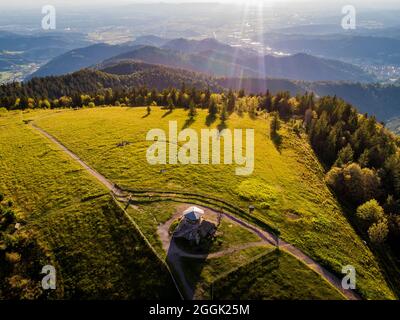 Ambiance au coucher du soleil au sommet de Kandel dans la Forêt Noire centrale. Photo de drone du sommet de Kandel avec le sommet de la pyramide et les randonneurs. Le Kandel est à 1241.3 m au-dessus du niveau de la mer. NHN le point le plus élevé de la forêt noire du Moyen-Orient et de la montagne locale de la ville de Waldkirch, district d'Emmendingen, Forêt Noire, Bade-Wurtemberg Banque D'Images
