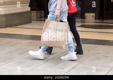 Londres, Royaume-Uni. 31 août 2021. Un piéton porte un sac en papier Primark le long de Bond Street à Londres. Crédit : SOPA Images Limited/Alamy Live News Banque D'Images