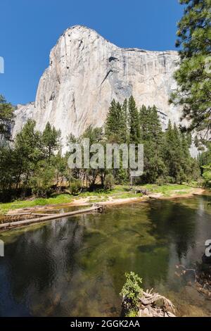 El Capitan et Merced River, parc national de Yosemite, Californie, États-Unis, ÉTATS-UNIS, Banque D'Images