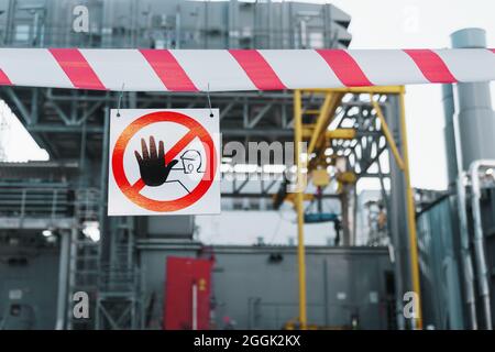 Un panneau interdisant le passage des étrangers sur une affiche avec un ruban rouge et blanc. Le passage est fermé aux étrangers Banque D'Images