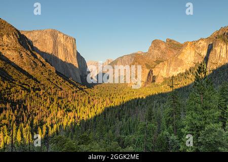 Vue sur le tunnel, Yosemite Valley avec El Capitan, et Half Dome, parc national de Yosemite, Californie, États-Unis, ÉTATS-UNIS Banque D'Images