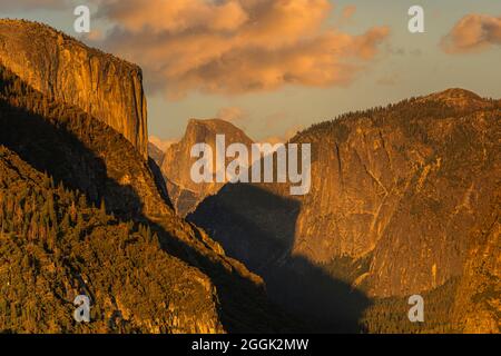 El Capitan et Half Dome au coucher du soleil, parc national de Yosemite, Californie, États-Unis, États-Unis Banque D'Images