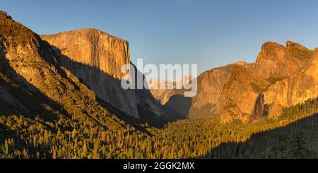 Vue sur le tunnel, Yosemite Valley avec El Capitan, et Half Dome, parc national de Yosemite, Californie, États-Unis, ÉTATS-UNIS Banque D'Images