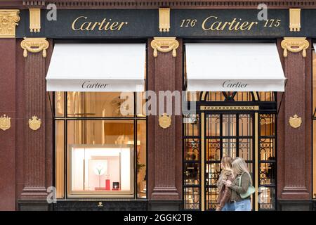 Londres, Royaume-Uni. 31 août 2021. Deux filles marchent devant le magasin Cartier sur la rue New Bond. (Photo de Belinda Jiao/SOPA Images/Sipa USA) crédit: SIPA USA/Alay Live News Banque D'Images