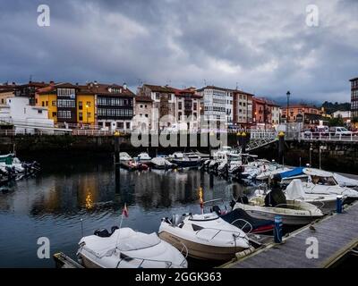 Ambiance nocturne dans le port de Llanes dans les Asturies Banque D'Images