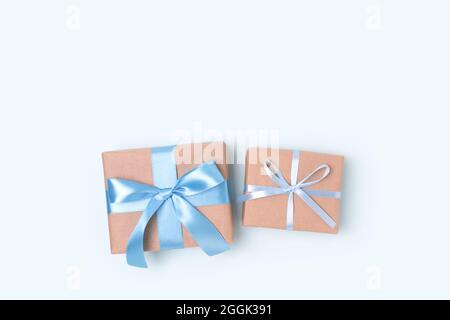 Boîtes-cadeaux sur fond bleu pastel. Cadeau attaché avec ruban. Concept de félicitations avec copyspace. Banque D'Images
