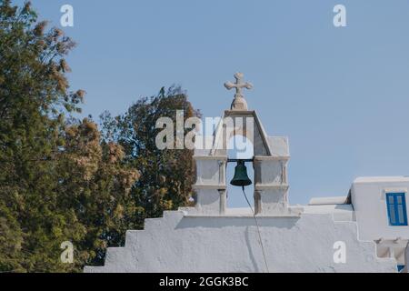 Vue à angle bas de la cloche et croix sur une église à Hora (ville de Mykonos), Mykonos, Grèce. Banque D'Images